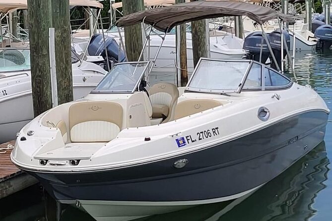 24 Ft Miami Bay: Private Boat, Gas Included , 6 people, Captained - Leaving the Miami River for the bay