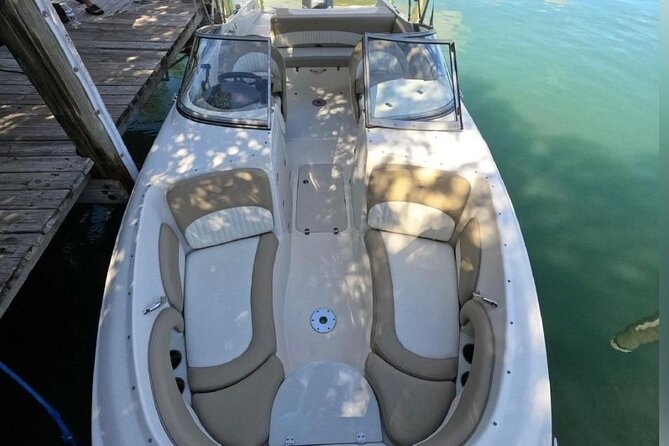 24 Ft Miami Bay: Private Boat, Gas Included , 6 people, Captained - Planning your own route, with a captain aboard