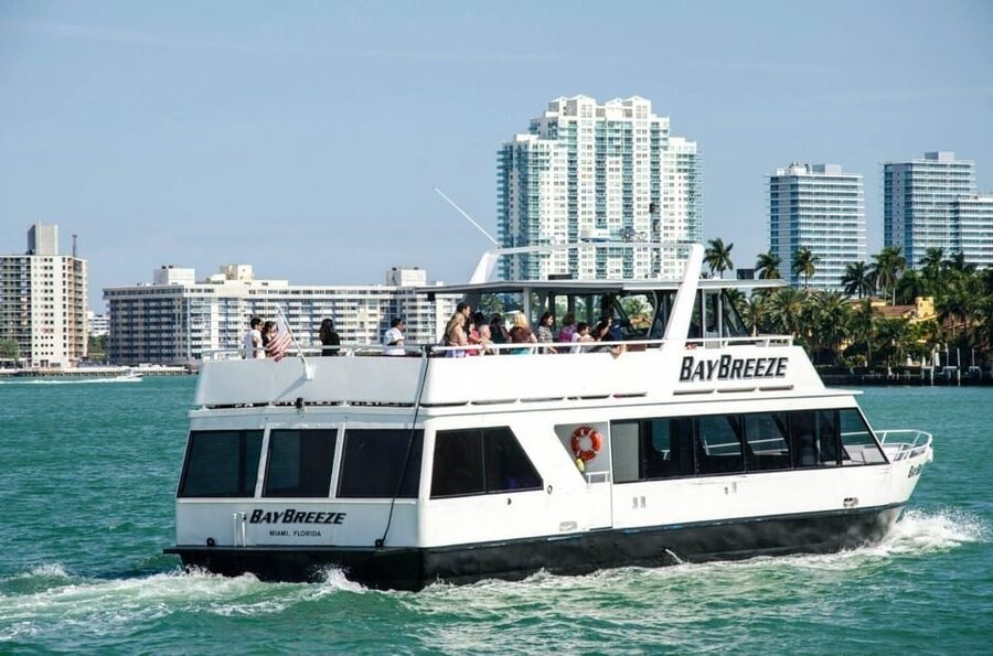 Miami: Biscayne Bay Millionaire's Homes Sightseeing Cruise - A 90-minute view of Miami from the water