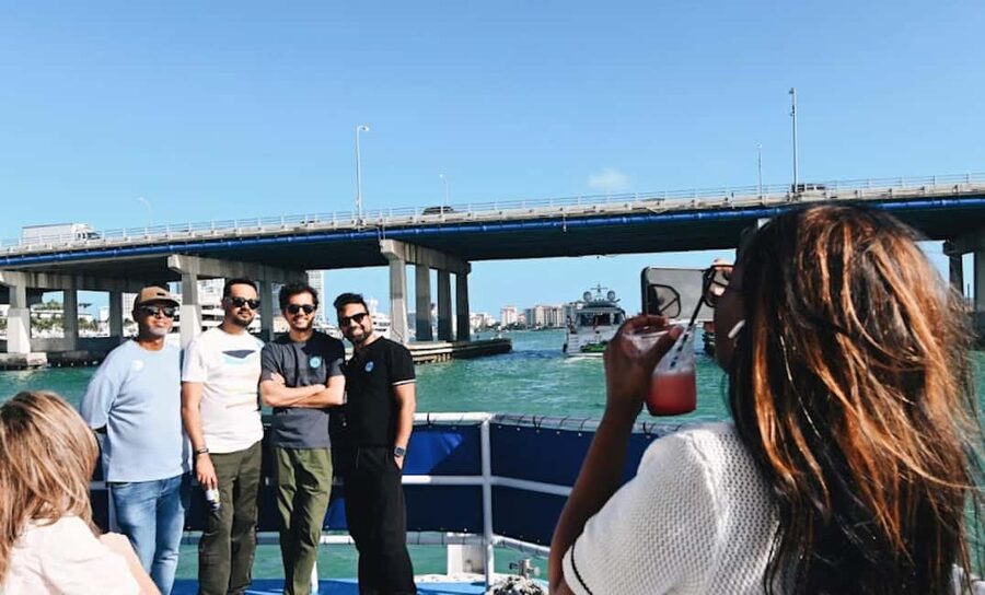 Miami: Biscayne Bay Millionaire's Homes Sightseeing Cruise - Fisher Island, South Beach and the open bay