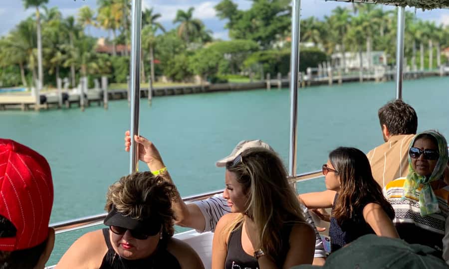 Miami: Biscayne Bay Millionaire's Row Boat Tour - The guide, the music, and the pace