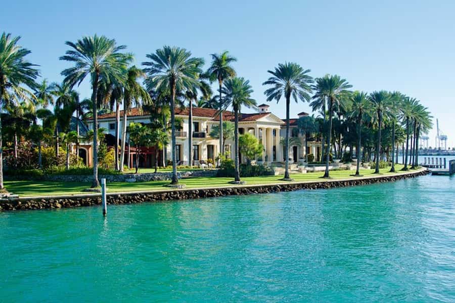 Miami: Biscayne Bay Millionaire's Row Boat Tour - From the dock to the open deck