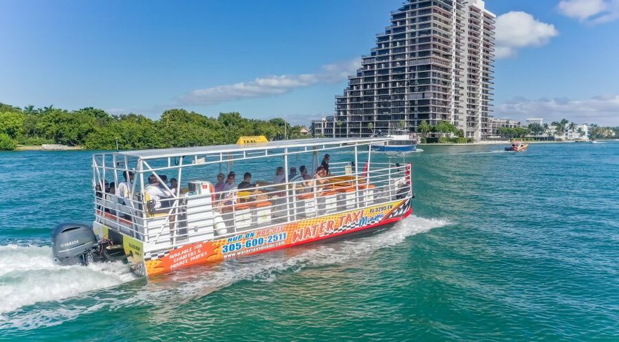 Miami Biscayne Bay: Sunset Boat Cruise & Millionaire Homes - A skyline view from Biscayne Bay