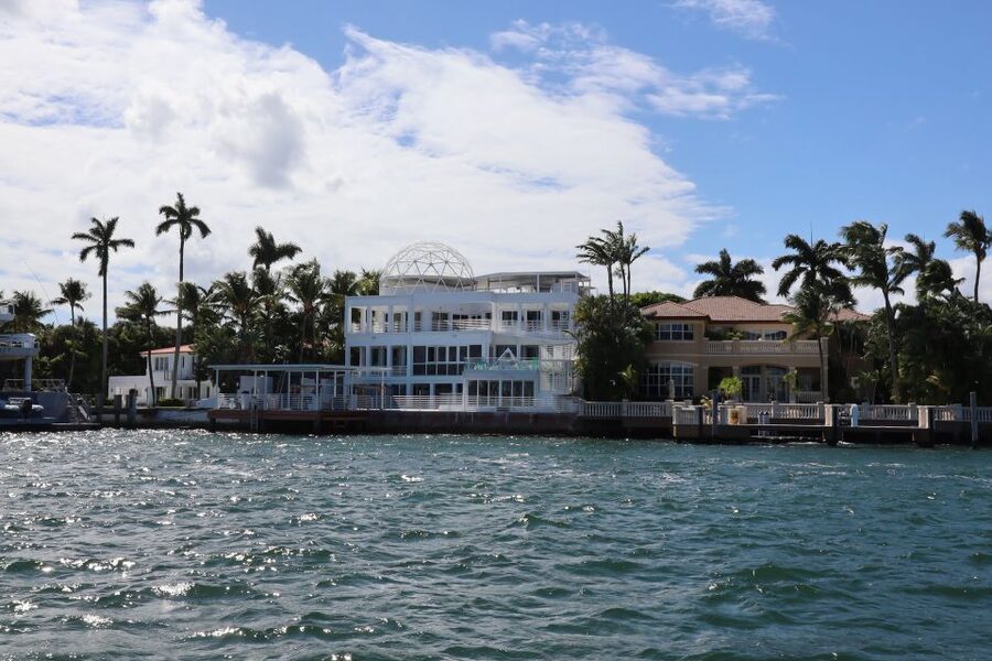 Miami Biscayne Bay: Sunset Boat Cruise & Millionaire Homes - Finding the dock at Bayside Marketplace
