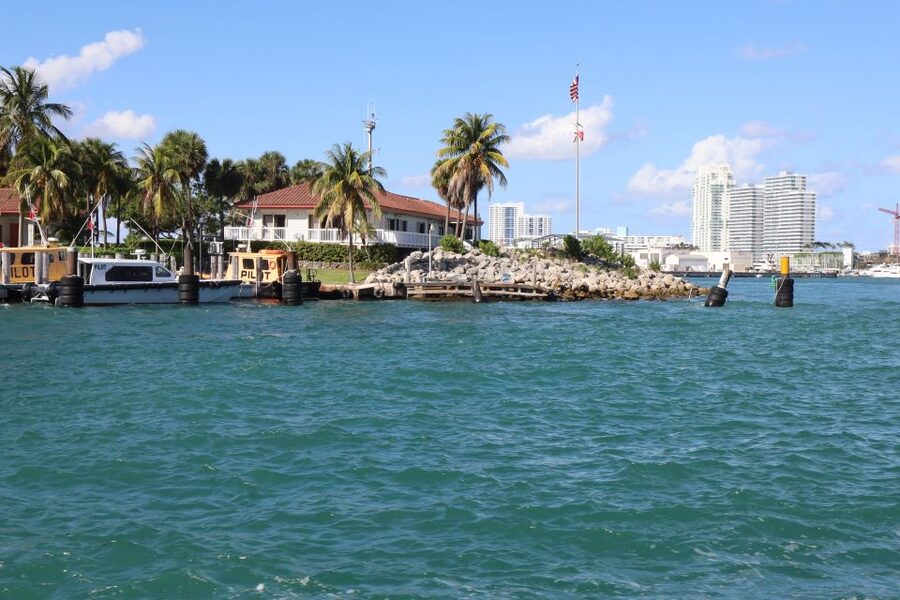 Miami Biscayne Bay: Sunset Boat Cruise & Millionaire Homes - Island shorelines, yachts, and waterfront homes