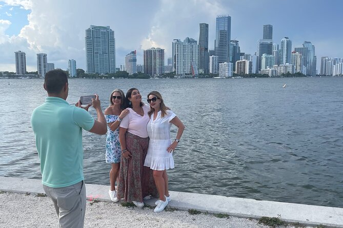 Miami in 3.5 Hours: Sightseeing, Traditions & Photography Tour - Ocean Drive and the MacArthur Causeway