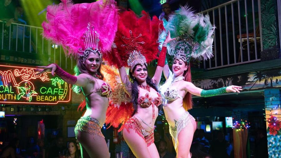 Miami: Mango's Tropical Cafe Dinner & Show - The room is made for energy, not quiet conversation