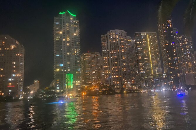 Miami Sightseeing Cruise on a Luxury Yacht - Commentary, sound and the value of a guide