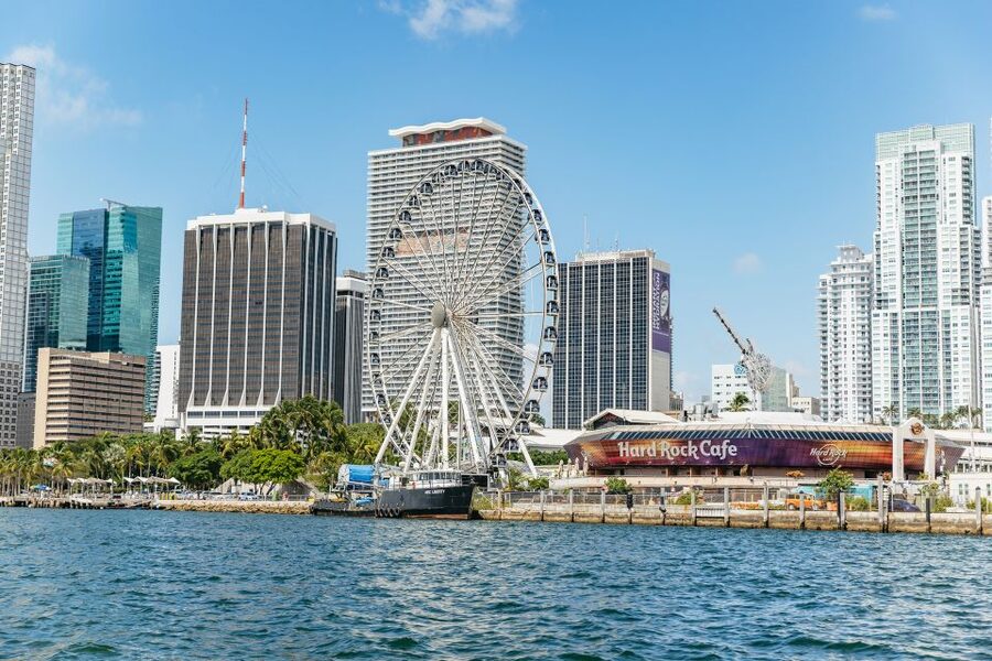 Miami: Sightseeing Speedboat Tour - South Beach from offshore