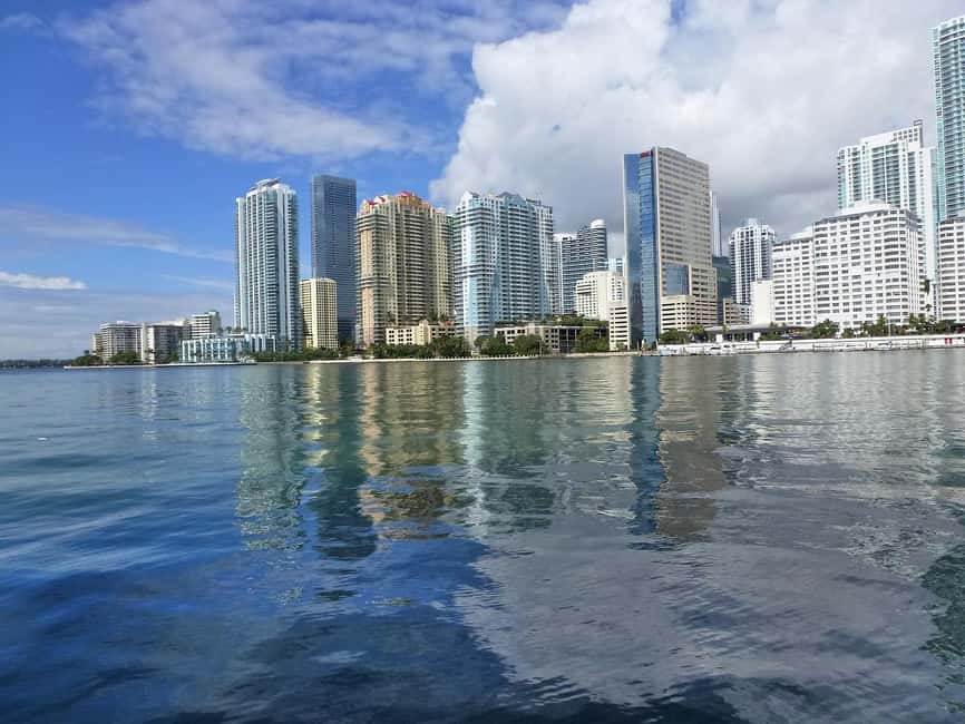 Miami Skyline Cruise of Millionaire Homes - Brickell and the islands of Biscayne Bay