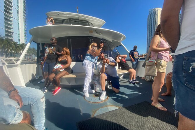 Miami Skyline: Happy Hour Cruise Music & Cash Bar - Bayfront sights, then the open water