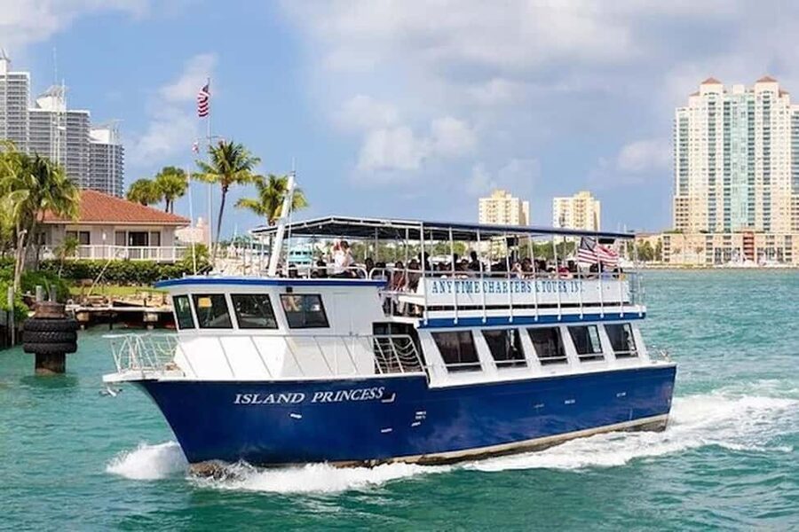 Miami Skyline Sightseeing Cruise and Millionaire Mansions - Miami Beach, Fisher Island, and the open bay
