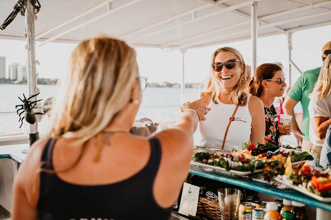 Sun & Sightseeing Hakuna Matata Catamaran Cruise in Palm Beach - Commentary that leaves room to look around